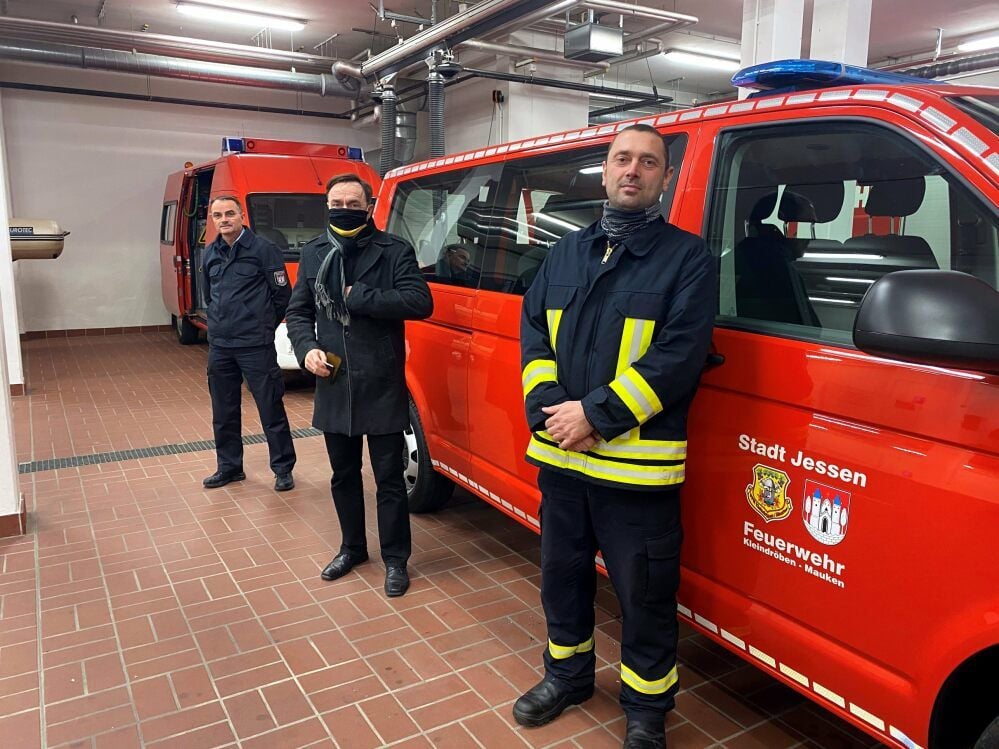 Jessens Stadtwehrleiter Hans-Peter Schaefer, Bürgermeister Michael Jahn und Kleindröben-Maukens Feuerwehrchef Sebastian Freitag (von links) freuen sich im Coronaabstand - über das neu angeschaffte Zugfahrzeug fürs Einsatzboot.