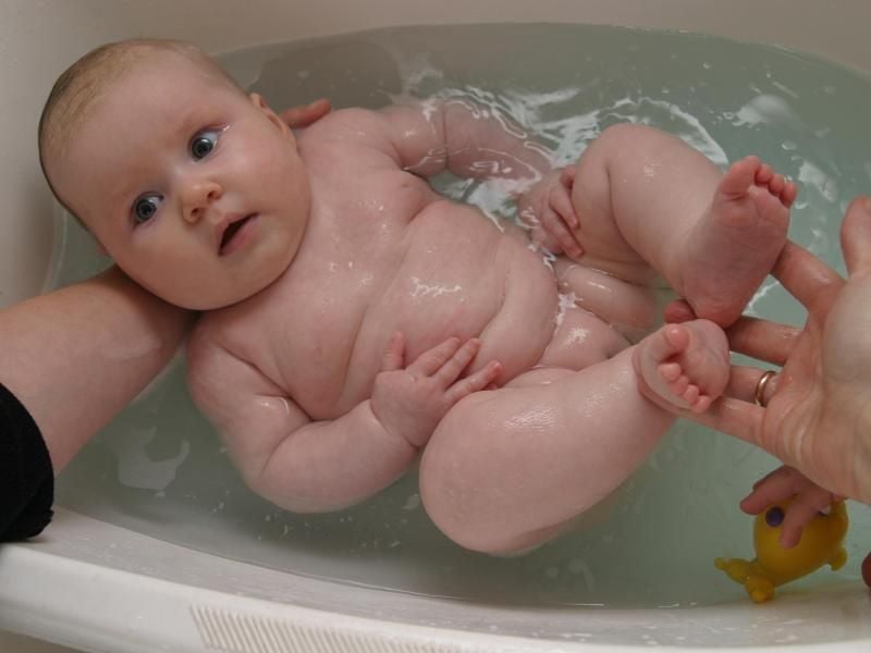 Das Baby kann im Prinzip auch bei einer erhöhten Legionellenbelastung im Haus gebadet werden - am besten mit einer gut temperierten Mischung aus heißem und kaltem Wasser. Foto: dpa-infocom