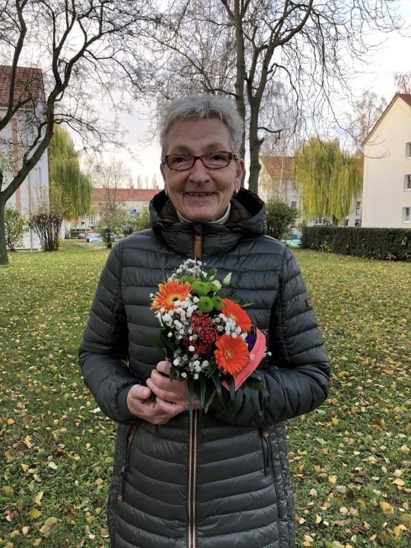 Sangerhausen: Birgit Walter freut sich über den Blumenstrauß der Woche, den die Blumenboutique Meinhardt zur Verfügung gestellt hat.