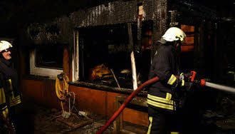 Feuerwehrleute bei den Löscharbeiten am Hainweg.