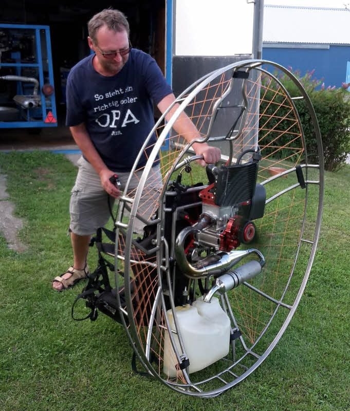 Jens Sacher wirft den Motor seines Gleitschirmes an, um die Technik zu überprüfen.