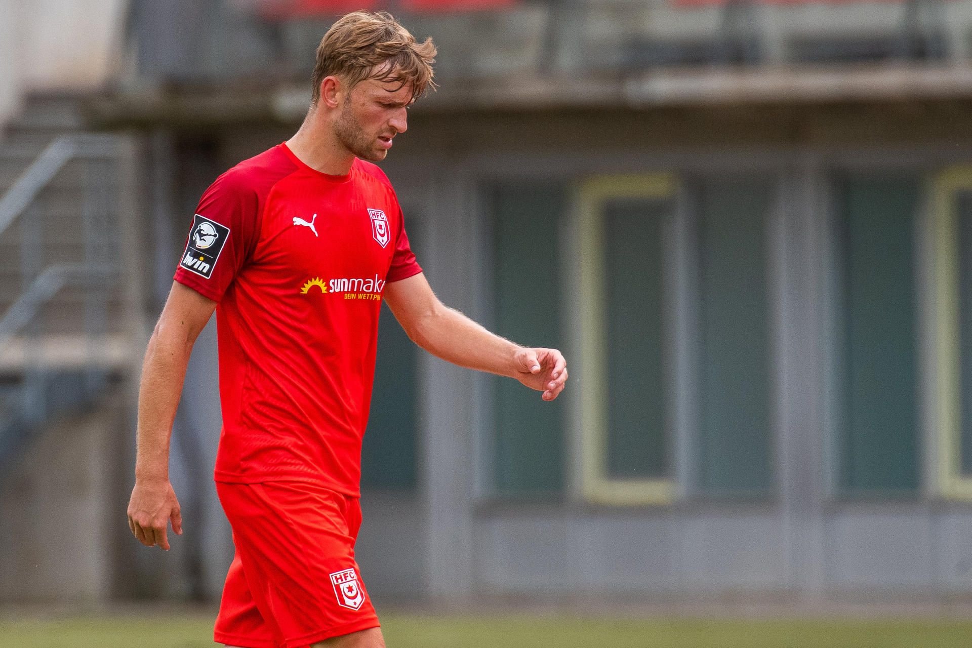Jan Washausen verlässt im Testspiel des HFC gegen Erfurt angeschlagen das Feld.