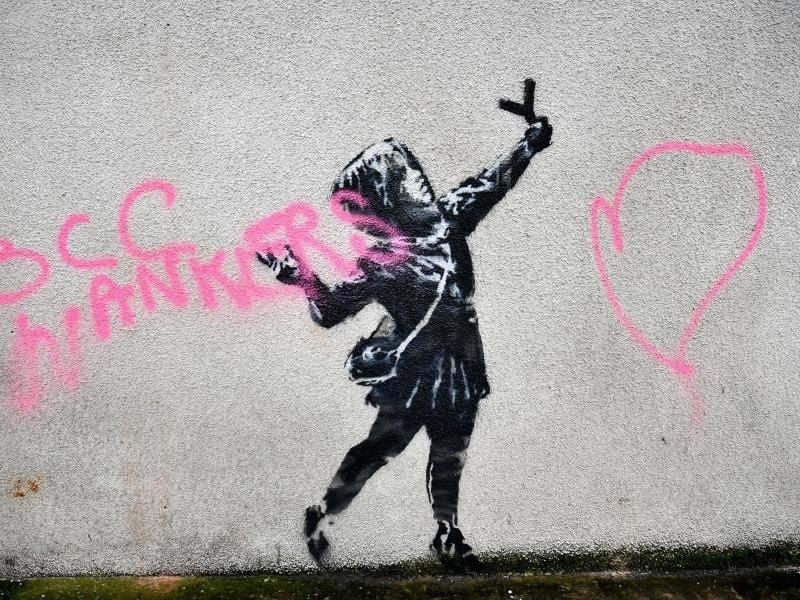 Banksys Valentinstag-Werk wurde übersprüht. Foto: Ben Birchall/PA Wire/dpa