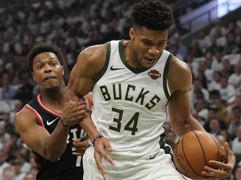 Giannis Antetokounmpo (r) ist der Star der Milwaukee Bucks. Foto: Morry Gash/AP