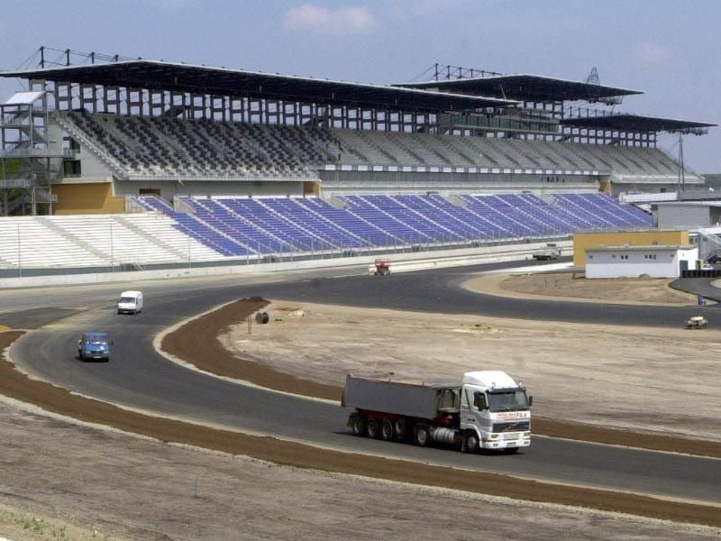 Lieferwagen und ein Lkw fahren im Sommer 2000 über die fertig asphaltierte Grand-Prix-Strecke auf dem damals neuen Lausitzring. Foto: Ralf Hirschberger/dpa-Zentralbild/dpa