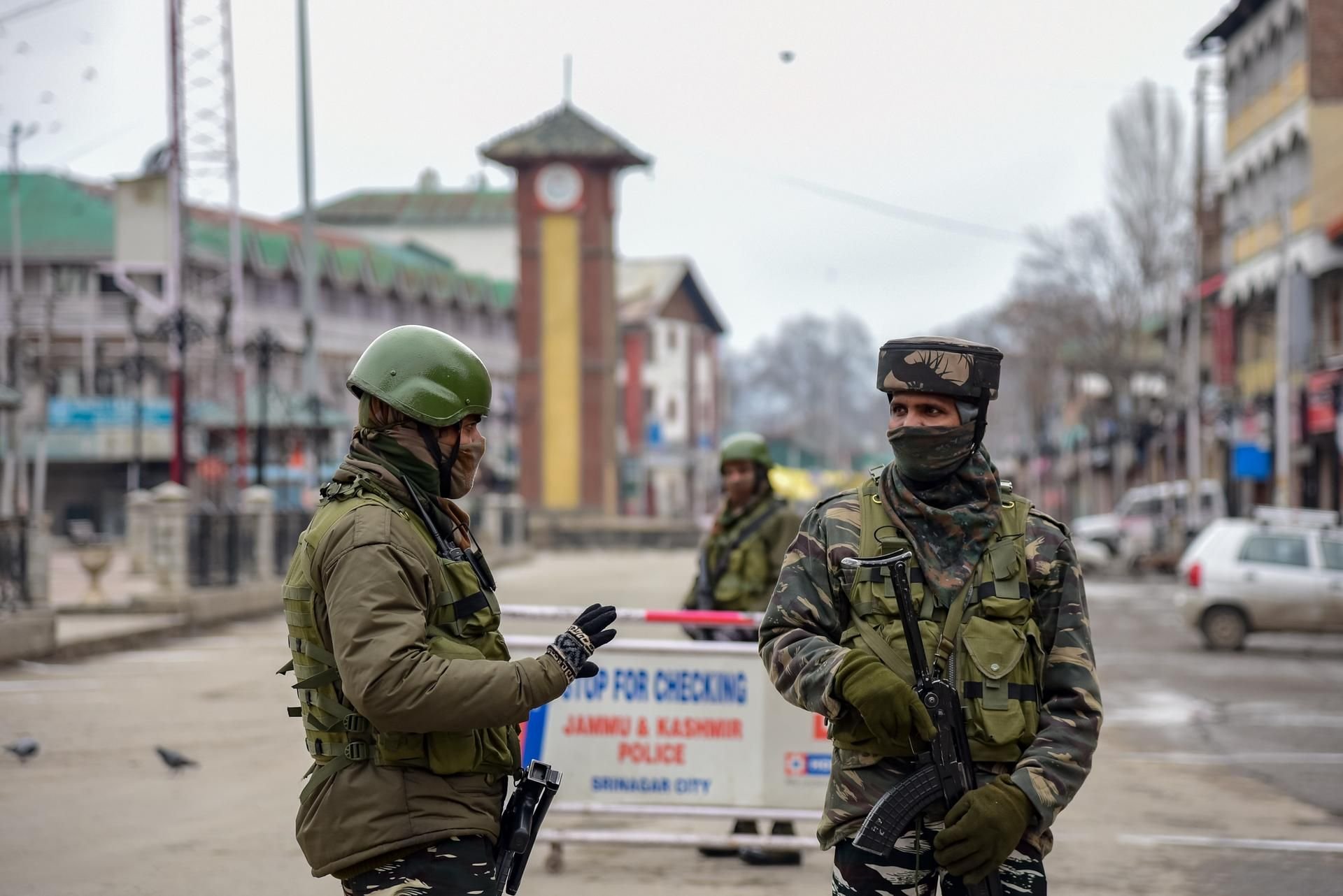 Polizisten stehen im autonomen indischen Bundesstaat Jammu und Kaschmir an einem Checkpoint.