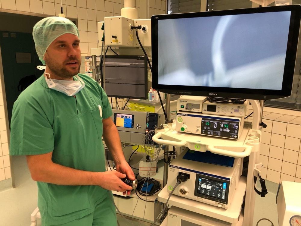 Dr. Francis Nauck steht am neuen Laparoskopieturm, an dem Bauchspiegelungen durchgeführt werden können.