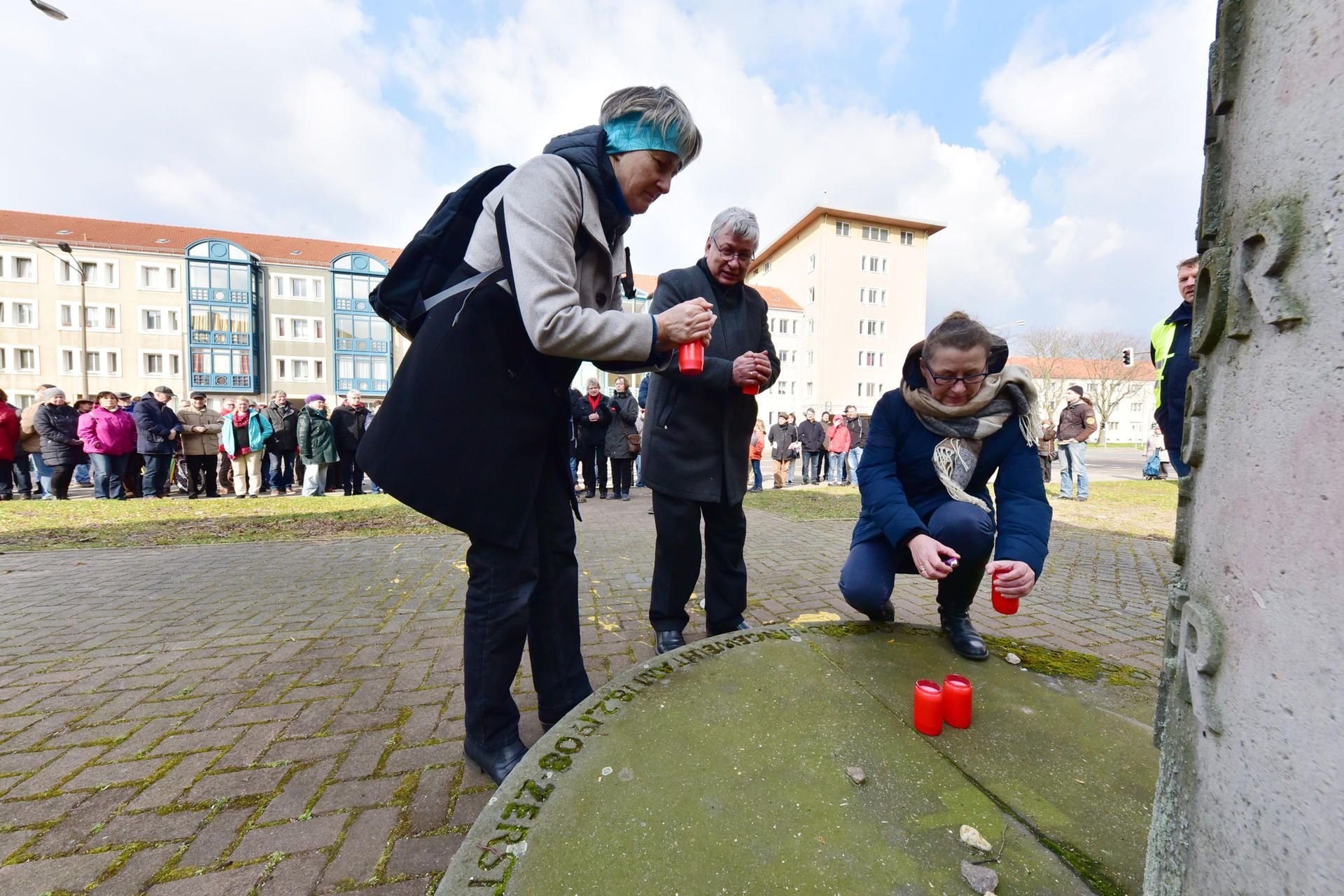 Dezernentin Christiane Schlonski (v.l.), Oberbürgermeister Peter Kuras und Pfarrerin Geertje Perlberg an der Stele an der Jüdischen Gemeinde.