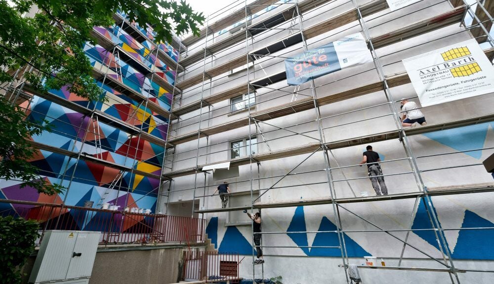 Mehr als tausend Dreiecke werden später auf der Fassade zu sehen sein.