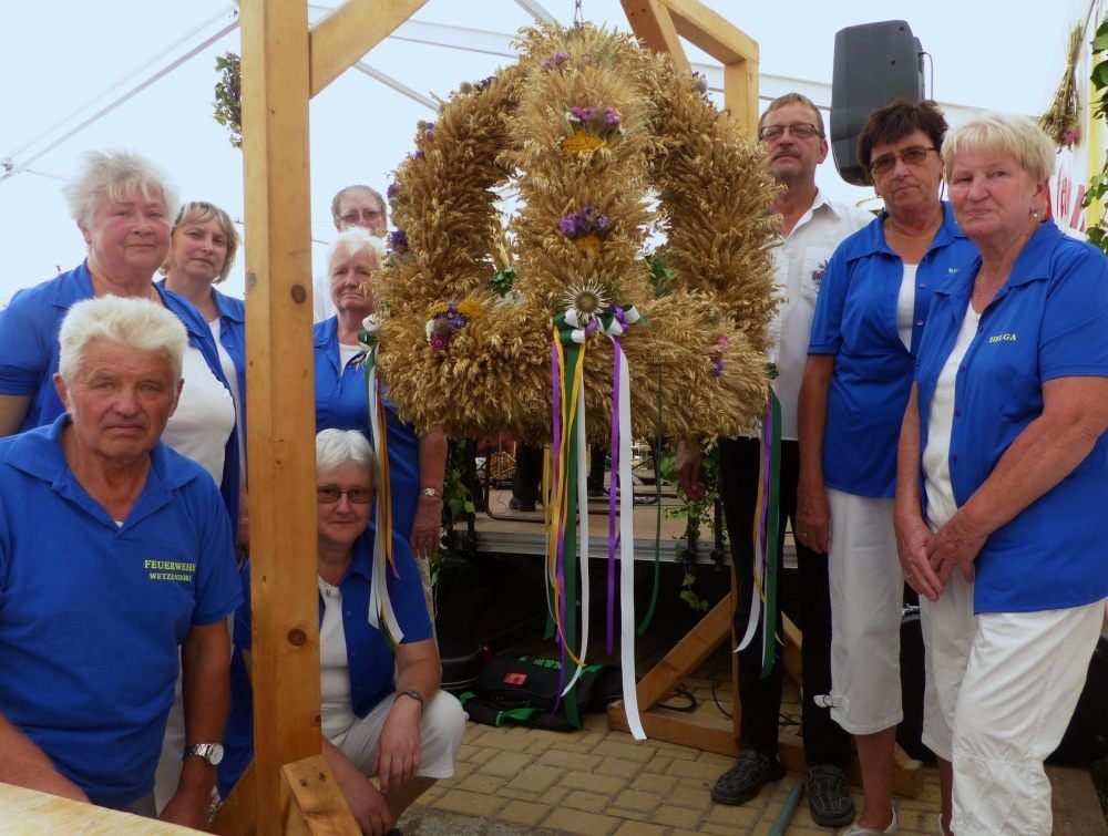 Die fleißigen Mitglieder des Feuerwehrvereins präsentieren im Festzelt ihre königliche Erntekrone.
