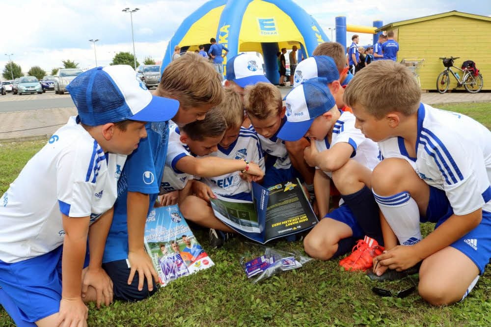 Die E-Junioren-Fußballer des VfB Sangerhausen suchen ihren Platz im Sticker-Album.