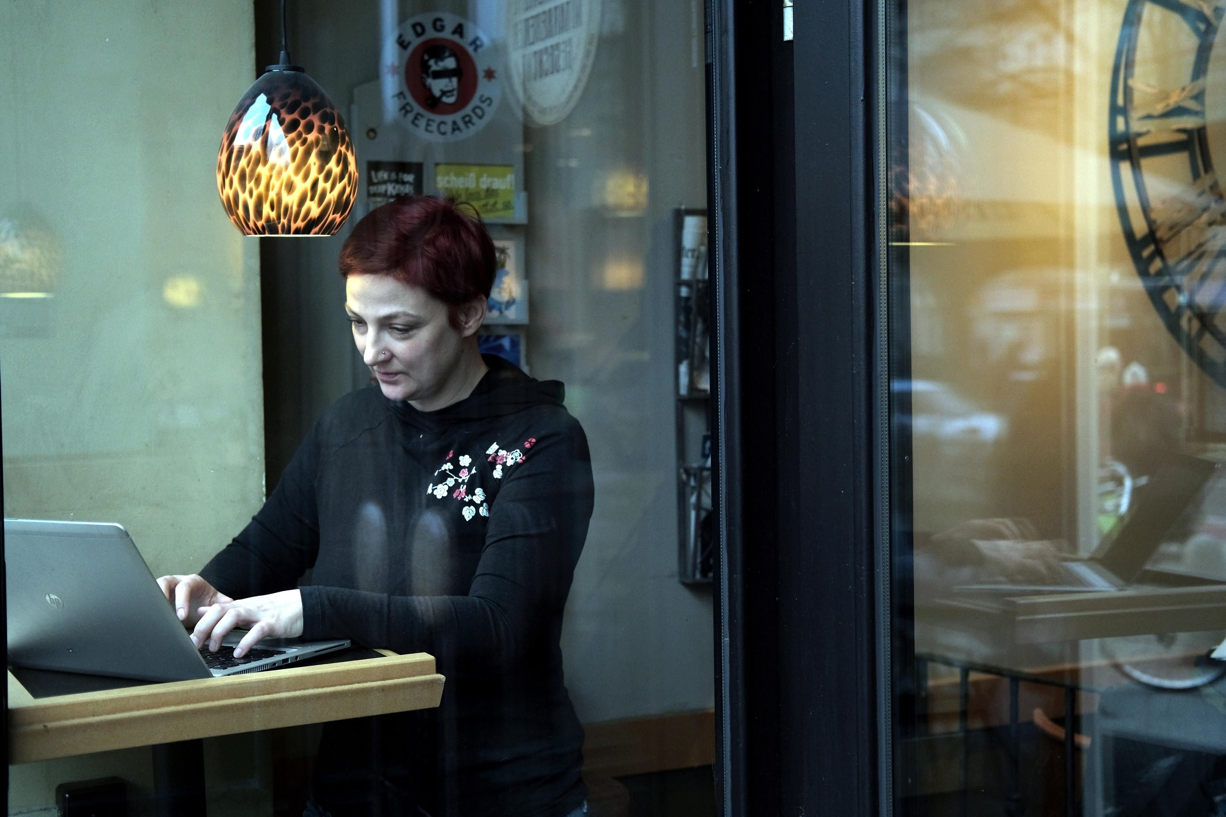 Katja Seide, die derzeit noch in Elternzeit ist, schreibt am liebsten im Café. Dort hat sie einen Stammplatz am Fenster.