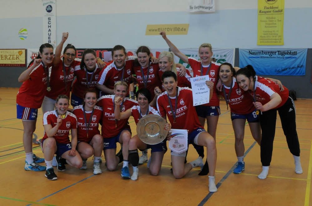 Die Oberliga-Frauen des HC Burgenland mit Meisterschale und Goldmedaillen. Zum Abschluss besiegten sie Niederndodeleben mit 29:26.