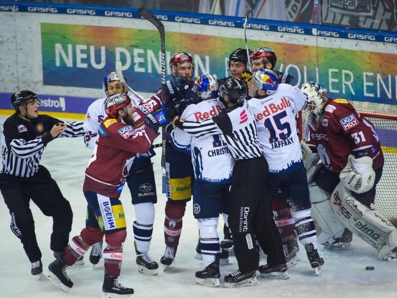 Bereits im sechsten Spiel der Playoffs zwischen den Eisbären Berlin und dem EHC Red Bull München ging es hoch her. Foto: Gregor Fischer