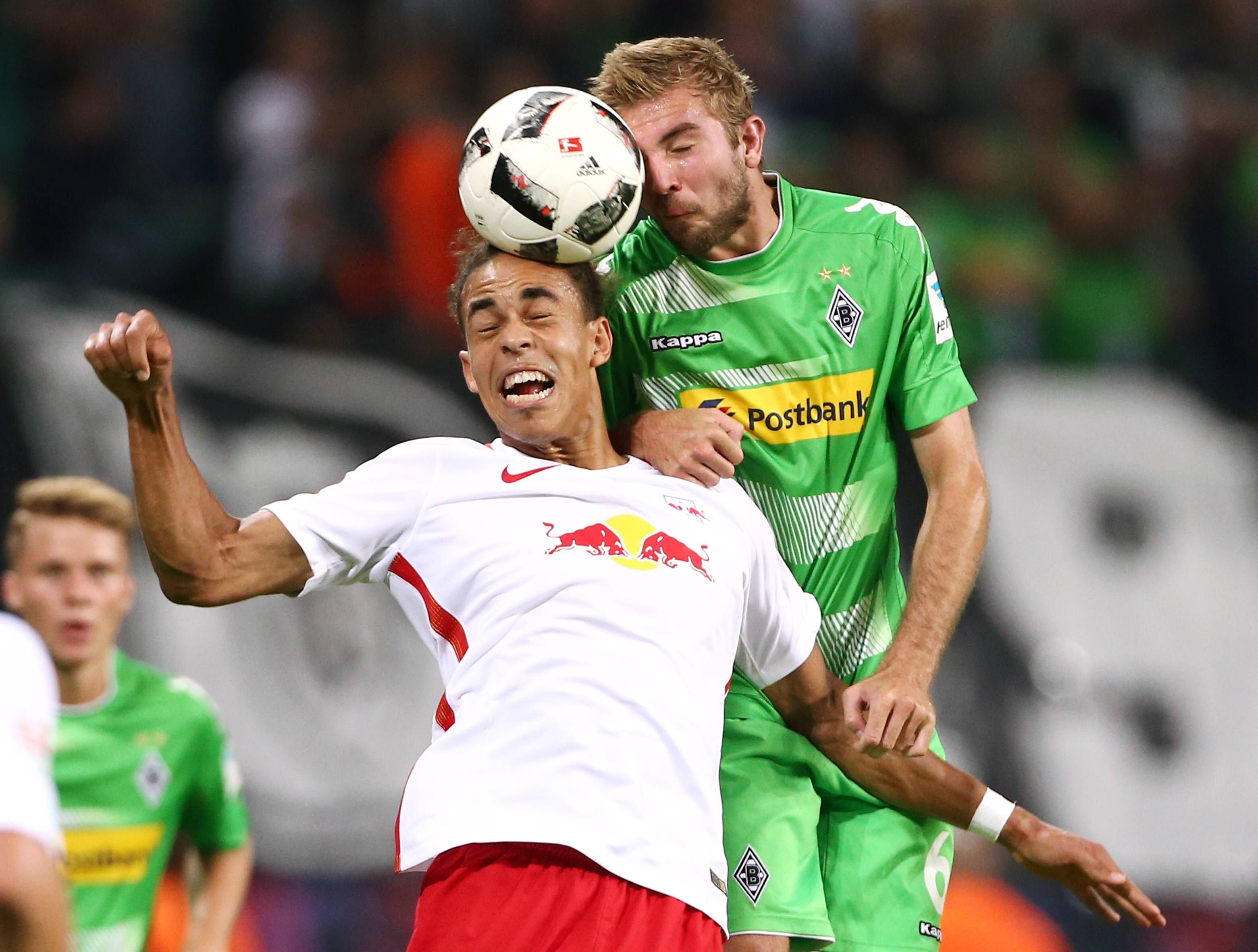 Ein Kopf-an-Kopf-Rennen lieferten sich RB Leipzig um Yussuff Poulsen (li.) und Borussia Mönchengladbach mit Christoph Kramer beim 1:1-Unentschieden in der Red Bull Arena Leipzig.
