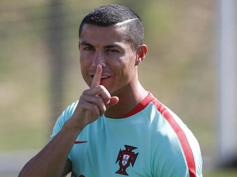 Schön still sein: Cristiano Ronaldo beim Training der portugiesischen Nationalmannschaft. Foto: Filipe Amorim