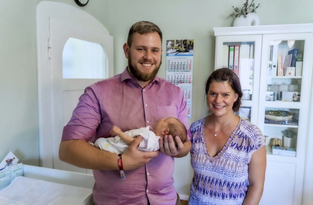 Konstantin Wroblewski betreut Birgit Dietrich und Baby Lotta.
