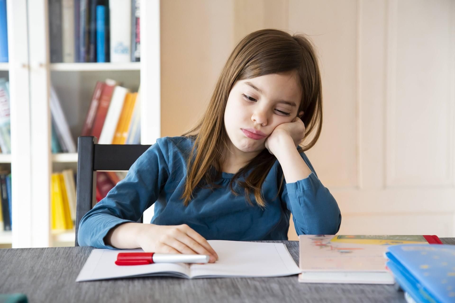 Der Schweizer Kinderarzt Remo Largo sagt, dass Hausaufgaben und Prüfungen die Kinder nicht klüger machen, sogar viel mehr frustrieren können.