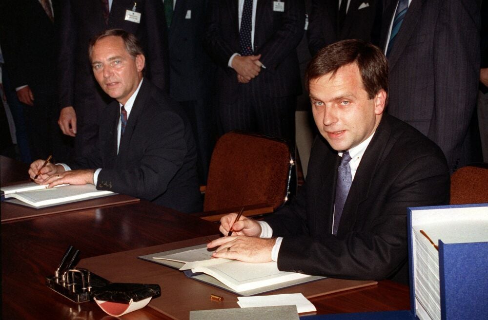 Wolfgang Schäuble (l.), damals Innenminister, und Günther Krause, DDR-Staatssekretär, besiegeln 1990 den Beitritt der DDR.