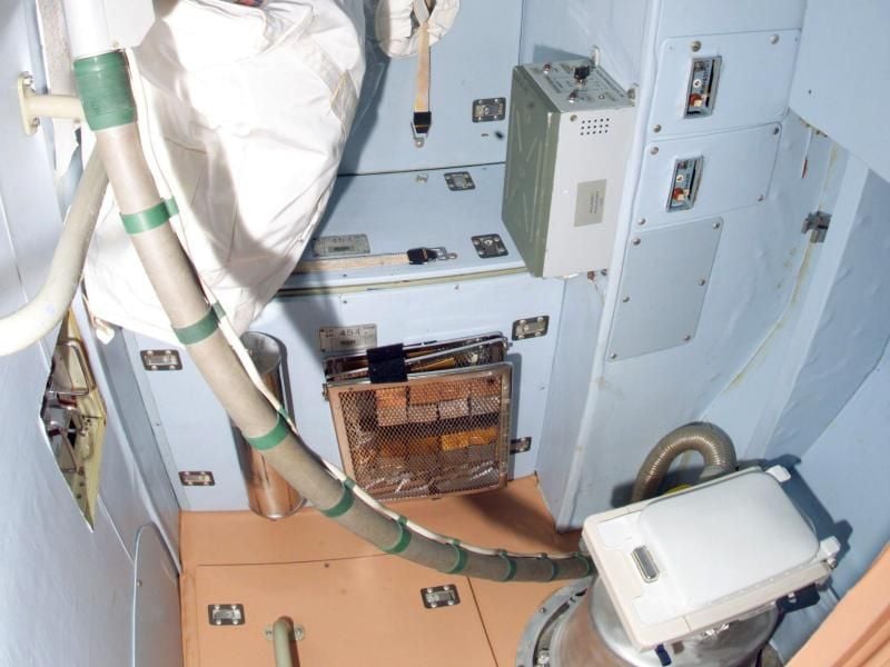 Die Toilette der Internationalen Raumstation ISS im russischen „Swesda” Modul. Foto: DB NASA HO/Archiv