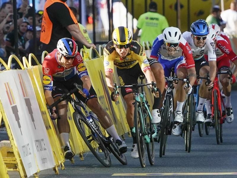 Fabio Jakobsen (l) stürzt beim Zielsprint der 1. Etappe der Polen-Rundfahrt in die Absperrung. Foto: Tomasz Markowski/AP/dpa