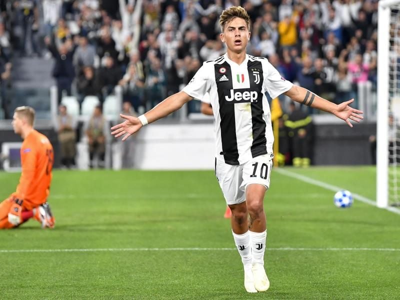 Juve-Stürmer Paulo Dybala (r) feiert das zweite seiner drei Tore, Bern-Keeper David von Ballmoos ist geschlagen. Foto: Peter Schneider