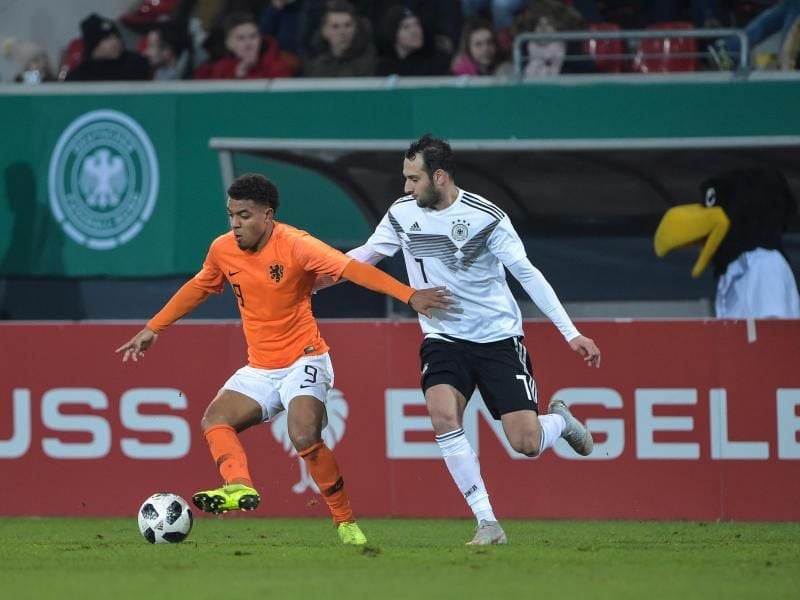 Früher für das niederländische U-21-Team im Einsatz, nun im Aufgebot der A-Nationalmannschaft: Donyell Malen (l). Foto: Silas Stein