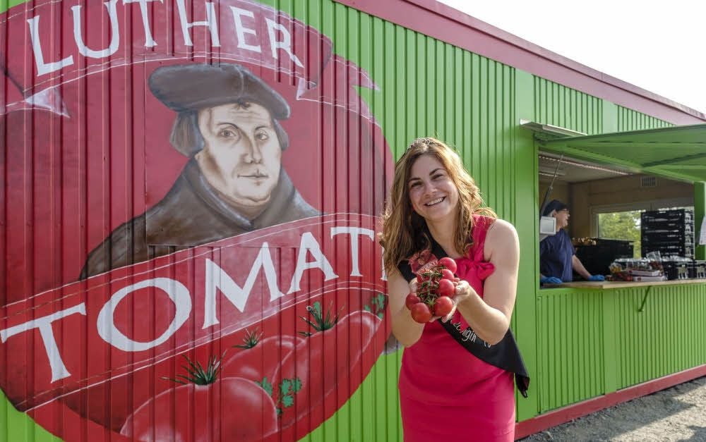 Die aktuelle Tomatenkönigin Melanie Ilchmann eröffnet die neue Verkaufsstelle bei Wittenberg Gemüse .