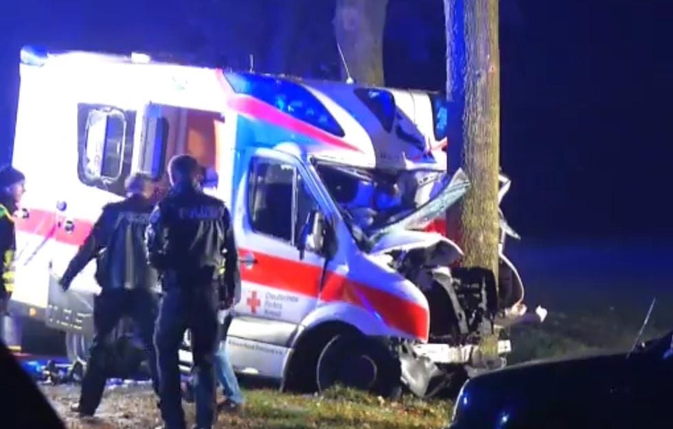 In Langen ist ein Krankenwagen gegen einen Baum gefahren.