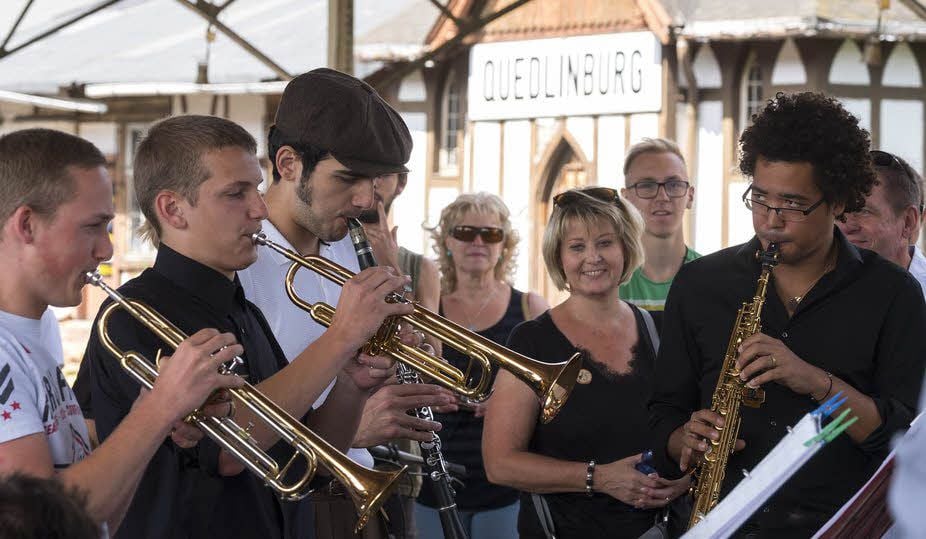 Kurz bevor der Dixi-Train startet, spielen die Blankenburger Jugendjazzband und die Dizzy Birds auf dem Bahnsteig in Quedlinburg.