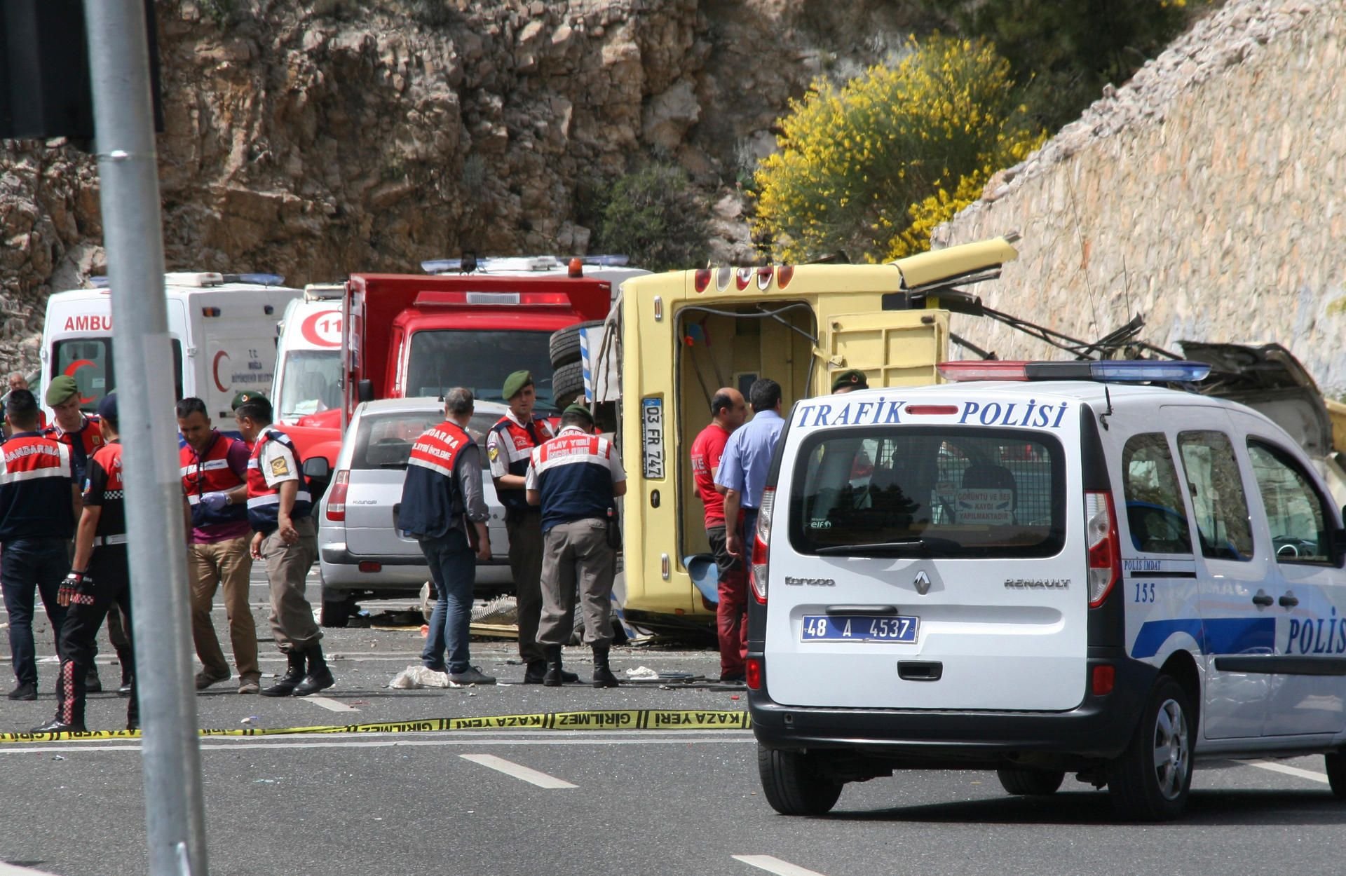 Der vorwiegend mit einheimischen Reisenden besetzte und aus Izmir kommende Bus überschlug sich auf einer Autobahn in der Küstenprovinz Mugla.