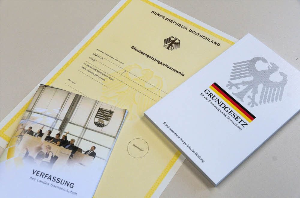 Staatsangehörigkeitsausweise, sogenannte Gelbe Scheine, sind in der Reichsbürgerszene beliebt.