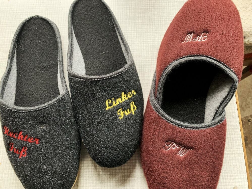 Die beliebten Pantoffeln, rechts im Bild die mit den Initialen PW.
