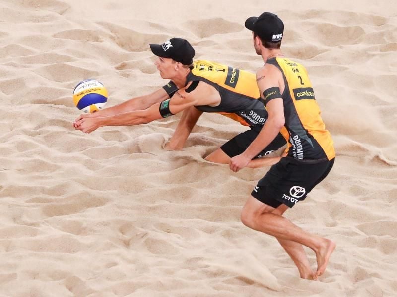 Julius Thole (l) und Clemens Wickler spielen bei der WM um eine Medaille. Foto: Christian Charisius