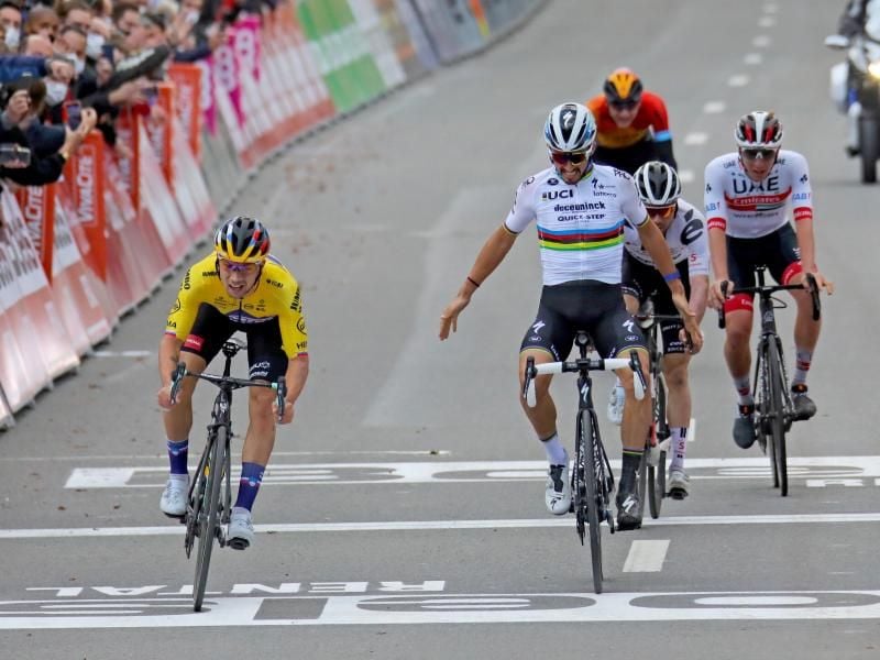 Primoz Roglic (l) setzte sich bei Lüttich-Bastogne-Lüttich auf den letzten Metern gegen Julian Alaphilippe durch. Foto: Olivier Matthys/AP/dpa