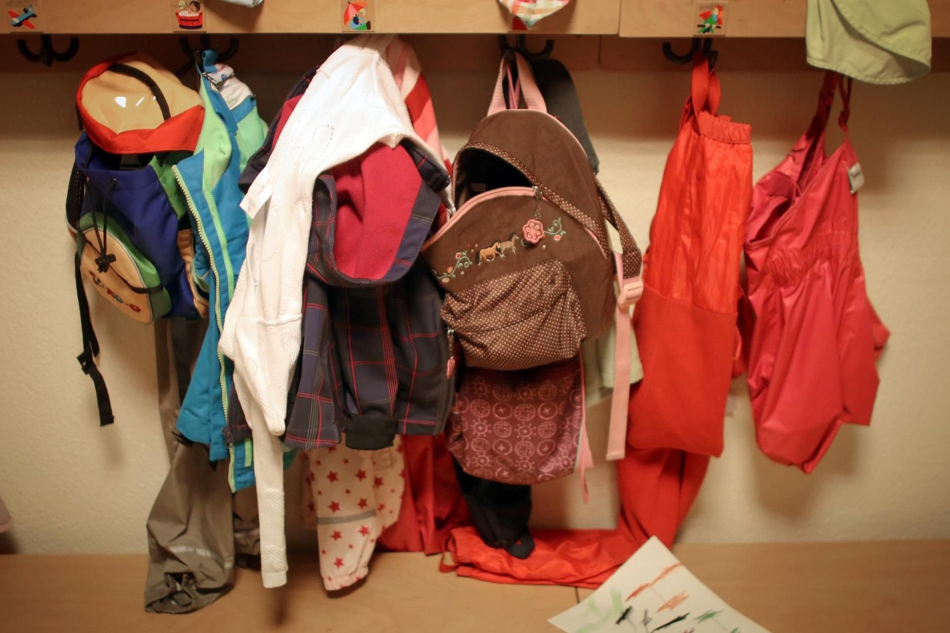Eine Garderobe in einer Kindereinrichtungen.