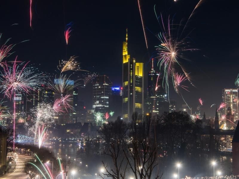 Feuerwerk erleuchtet die Skyline in Frankfurt am Main zum Jahreswechsel. Foto: Andreas Arnold/dpa/Archivbild