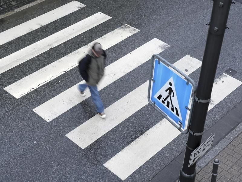 Autofahrer müssen mit mäßigem Tempo an Zebrastreifen heranfahren.