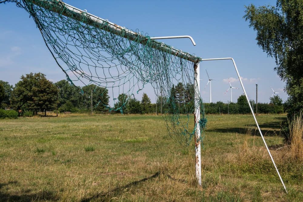 Wegen fehlender Eigenmittel konnte der Sportplatz in Molau von einheimischen Fußballern bereits in den vergangenen Jahren nicht mehr bewirtschaftet werden. Die Spiele der bisherigen MeMo-Kombination hatten deshalb immer beim Kooperationspartner in Mertendorf stattgefunden.