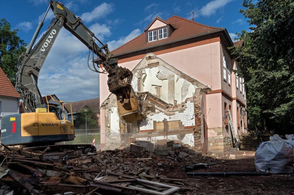 Anbauten am Badehaus werden derzeit abgerissen.