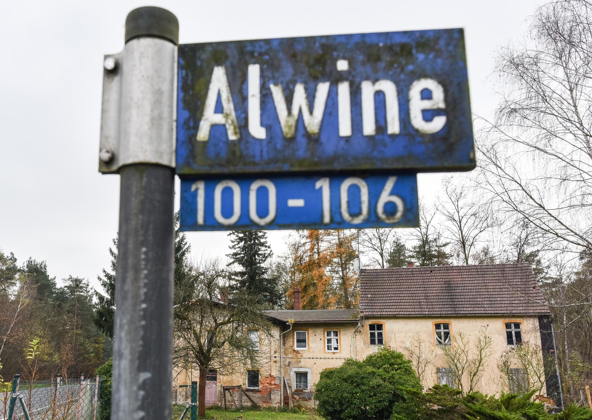 Schild an der Straße des Dorfes Alwine in Brandenburg.
