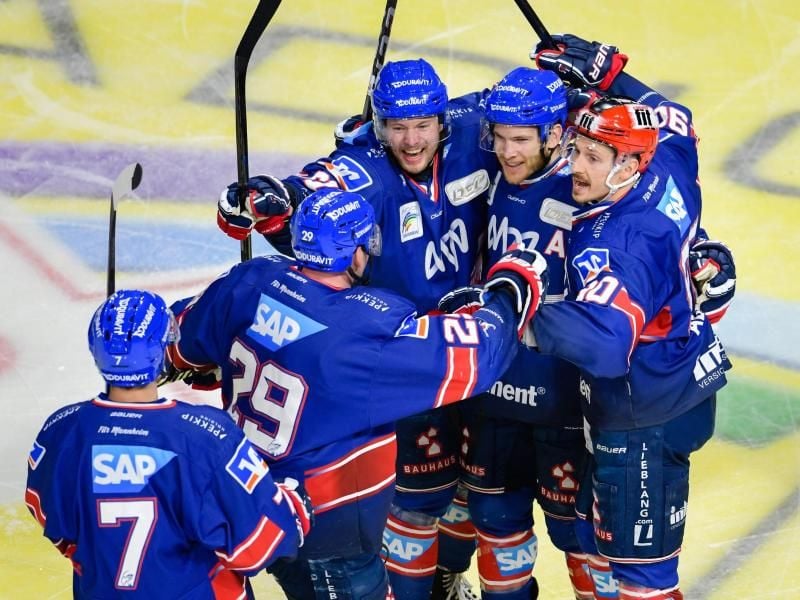 Die Adler Mannheim konnten nur ein Tor gegen die Kölner Haie bejubeln, aber das reichte. Foto: Uwe Anspach