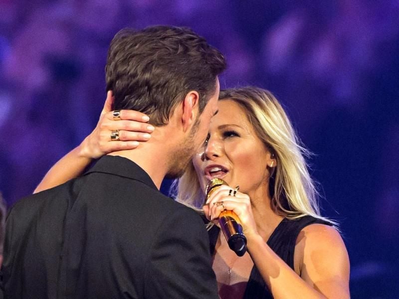 Helene Fischer begrüßt ihren Freund Florian Silbereisen in der Dortmunder Westfalenhalle, wo die Show aufgezeichnet wurde. Foto: Wolfram Kastl