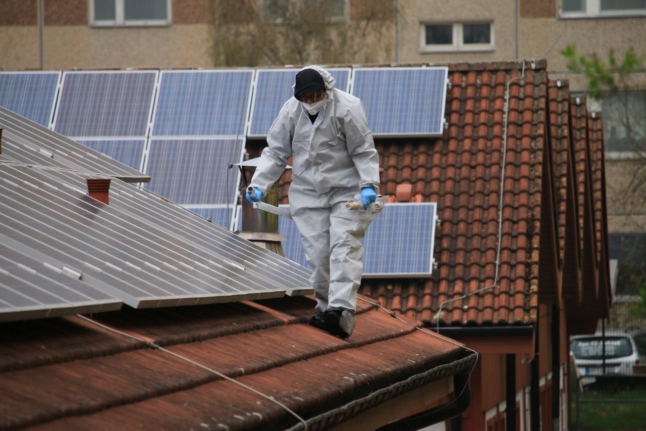 Ein Mitarbeiter der Spurensicherung auf dem Dach der Flüchtlingsunterkunft in Artern.
