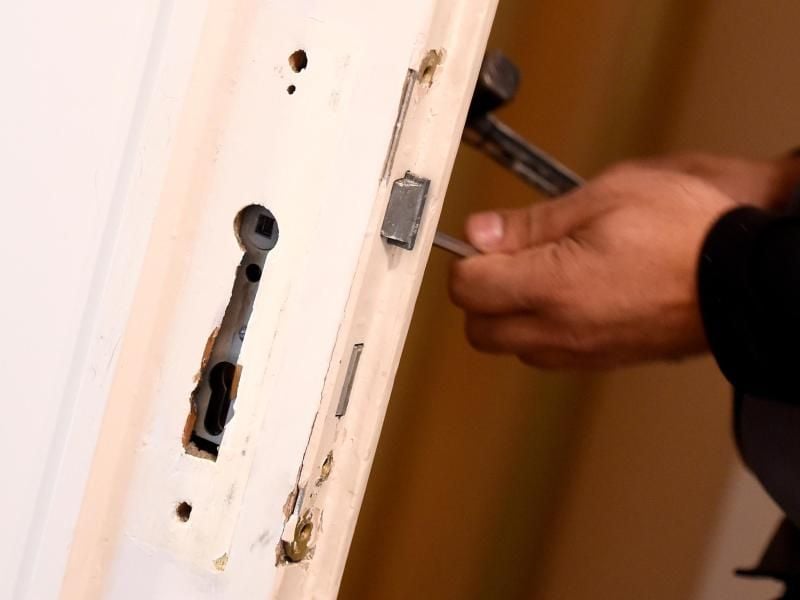 Geht ein Schlüssel verloren, reicht es manchmal nicht, das Schloss der Wohnungstür auszutauschen. Denn auch die gesamte Schließanlage des Hauses kann betroffen sein. Foto: Holger Hollemann/dpa
