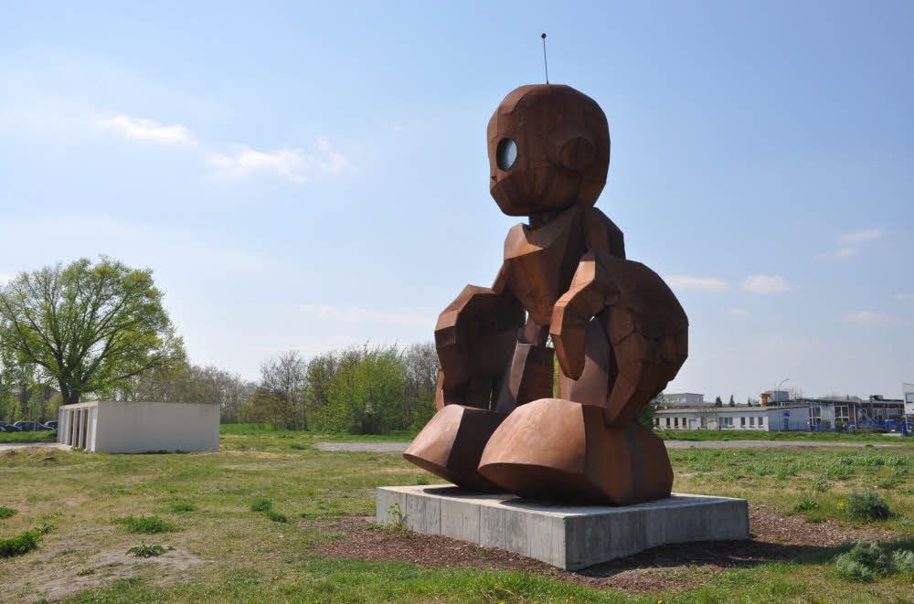 Auf der Fläche hinter der Stahlfigur soll der neue Wolfener Hochseilgarten noch in diesem Jahr entstehen.