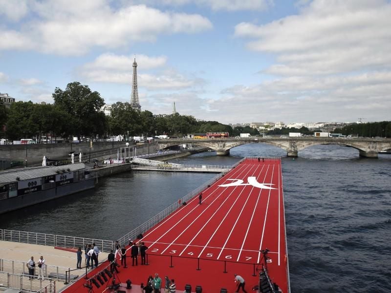 Eine schwimmende Laufbahn liegt auf der Seine in Paris verankert. Foto: Thibault Camus