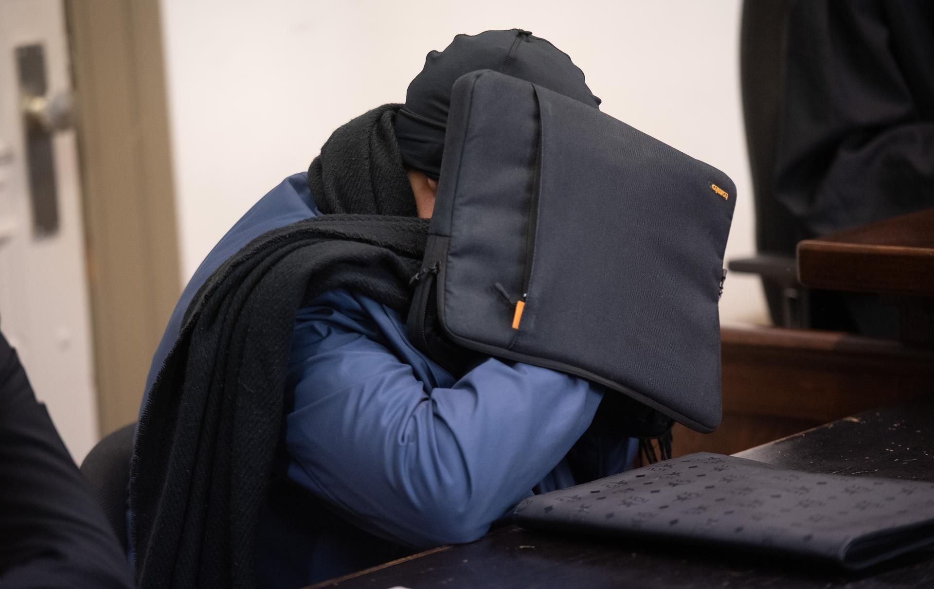 Der 54-jährige Angeklagte sitzt in einem Gerichtssaal im Amtsgericht.
