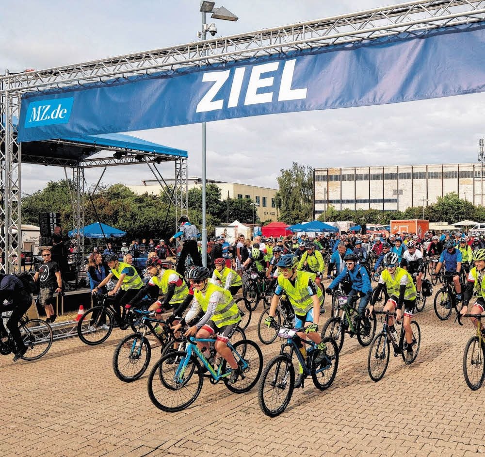 Massenstart zur Radpartie in Halle: Auf geht es zur Fitness-Tour, die über 62 Kilometer führt.