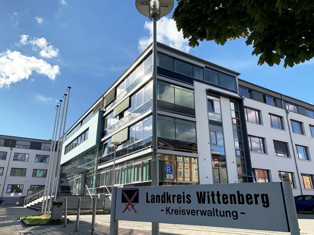 Die Wittenberger Kreisverwaltung arbeitet seit der Corona-Pandemie unter Hochdruck. Jetzt steigen die Zahlen im Landkreis wieder.